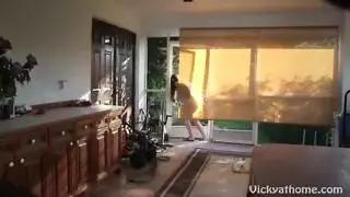 حركة سحاقية بجانب المسبح: إيلاج باللسان ومص البظر إكس إكس إكس