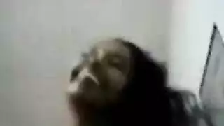 جميلة معدمة تفتح ساقيها لقضيب غريب صلب