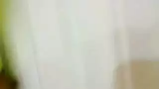 عاهرة مصرية تُدفع لها لتأخذ قضيبًا في كل فتحة