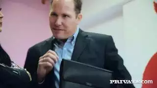 علاقة ثلاثية للعارضات: الرئيس يمارس الجنس بقوة في كلتا الفتحتين