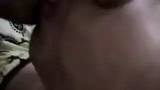 سوري يصور فيديو والفتات تبكي