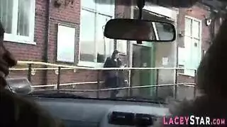 شقراء ناضجة في بيكيني ثونغ تفرك فرجها الرطب في الفيلم