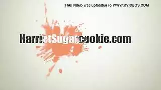 مراهقة في بيكيني تتعرض لضرب مؤخرتها من قبل رجل مسيطر