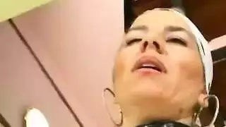 وجه آسيوي نحيل يُنادى في المؤخرة: ركوب الفرج وأصابع الإثارة