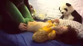 صديقة شابة تمص قضيب حبيبها بشدة لمساعدته في ترقيته