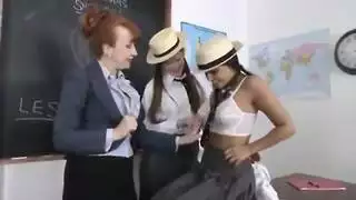 المعلم يجلس المعلمه على مسخن أمام الطلاباخ مع أخته في عرفتها