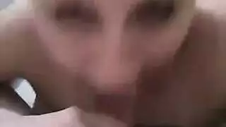 باب القبو المفتوح يكشف إباحية فم قاسية