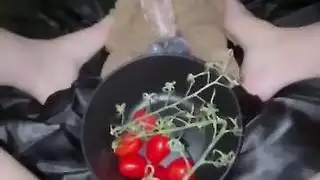 استغل ان امه عالقه ونكها وهى لا تريد