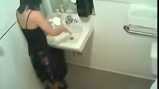 تضربه تتبول في فمه