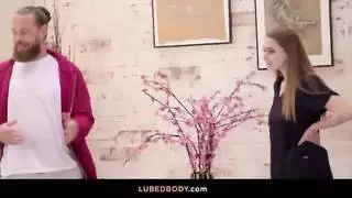 إفراغ كامل للجسم: هزة جماع أشقاء على سرير المساج