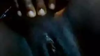 فتاة صغيرة تتعرض فرجها الرطب للتدمير بقضيب سميم ونائب ساخن