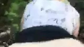 صديقة ذات مؤخرة سمينة تأخذ قضيبًا عملاقًا بعمق في فمها من أجل صديقتها