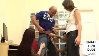 امرأة سمراء حسية تقوم بإذلال جارتها الصغيرة في جلسة عمل جماعي مع كلام بذيء وأثداء كبيرة