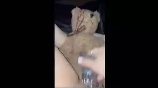 إباحية المشاهير: نجم ومؤثرة يمارسان الجنس مع عذراء باستخدام لعبة زجاجية ضخمة