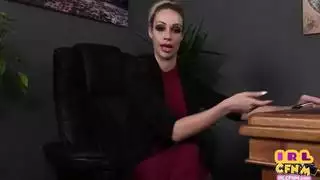 عبادة قضيب شركاتية: امرأة أنيقة تخدم عموداً صلباً بفمها في العمل