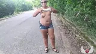 إباحية برية في الخارج: بينيلوبي أولسن تومض ببزازها الكبيرة ومهبلها المبلل علناً