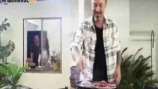 ربة منزل مثيرة تأخذ قضيبين صديق ينضم لممارسة جنسية صعبة