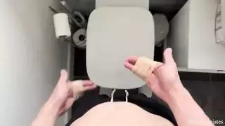 ابن الزوج ذو الذراع المكسورة يحصل على يد مساعدة إباحية من زوجة أبيه