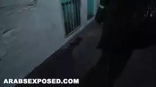 عربية مثيرة تساوم بجسدها للحصول على سرير