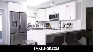 جنس فموي صريح: سمراء تتعمق على قضيب أخيها غير الشقيق