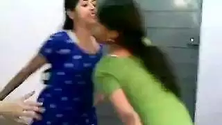 نيك من طرفين من شقيتي في نزل رخيص