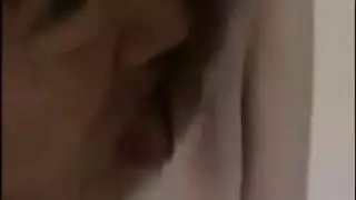 بنت ممح نه تحك كسها بكنبه