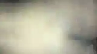 عاهرة نحيفة تغري قضيباً ضخماً ثم تنكح بقوة في فيلم إباحي