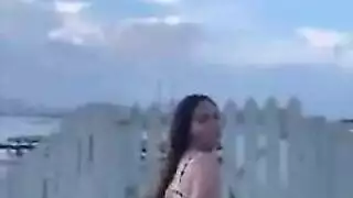 امرأة شابة ترتدي بيكيني مثير للتصوير