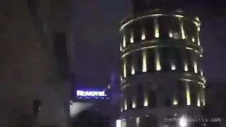 أول هزة بظرية: مراهقة سمراء تصرخ بينما يتم تدك مهبلها بقسوة