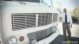 لديها مؤخرة كبيرة وجمل صغير جدا