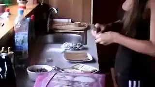 صديقة شابة ممتلئة الصدر تركب بقوة وتبتلع كل قطرة