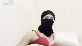 فتاة عربية محجبة خجولة تفرك فرجها المبلل ببطء حتى تبلغ الذروة