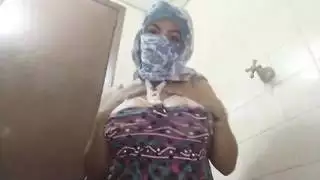 فتاة عربية ساخنة تستمني كسها الدسم إلى النشوة على ويب كام