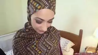 عرب مكشوفون: فتاة محجبة تتعرض فرجها للضرب بقوة