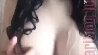 إباحي صريح: فتاة المدرسة الثانوية التركية تمارس الجنس مع نفسها في الحمام