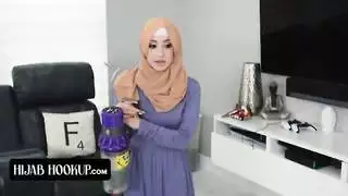 مراهقة عربية تمص وتركب بعنف بعد نزع حجابها