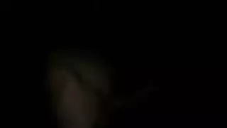 شباب يهزون زبورهم بقوة في مشهد صريح