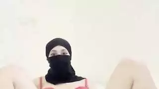 خيال عربي منفرد: فتاة حجاب تصل للنشوة بتحفيز فرجي مكثف