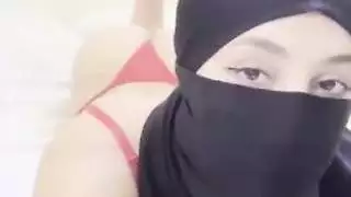 خيال فتاة محجبة مثيرة لعبادة الأقدام: أصابع لطيفة وباطن مثير في مشاهد صريحة