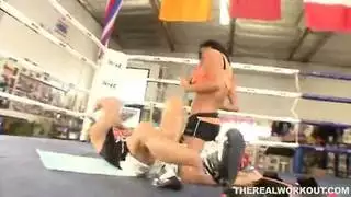 صدم الملاكم ركلة مفلس بشدة من قبل مدربها في حلقة الملاكمة أشرطة الفيديو الإباحية الحرة