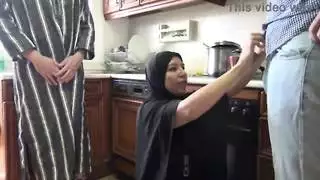 زوجة عربية ساخنة تتمدد بواسطة قضيب عملاق بينما الزوج يصور