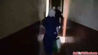 مدربة عربية مثيرة تأخذ قضيبًا كبيرًا في شريط جنسي صريح