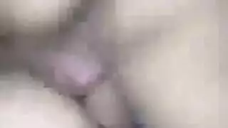 متعرّي أملس يُمارس معه الجنس في غرفة خلفية النادي