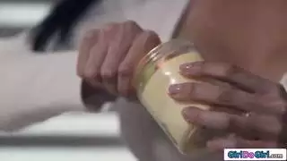 الرجل الكبير يداعب أثداء المرأة الكبيرة ويقبلها حتى تبلغ النشوة