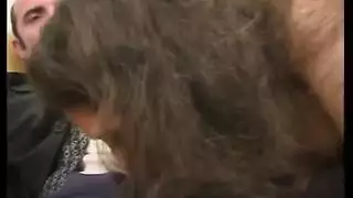 ممارسة جنس ثلاثي قذرة على الأريكة مع راقصة عربية مثيرة