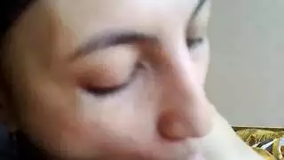 جلسة حلق عميق مكثفة ونهاية بابتلاع المني