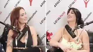 عارضة الأفلام الإباحية الحائزة على جوائز سارة عربي تظهر ثدييها المثاليين