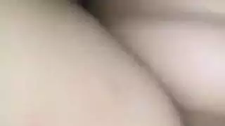 فتاة عربية تأخذه بقوة في مؤخرتها