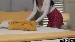 فتاة عربية ذات أثداء ضخمة ولاتينا ناضجة في مشهد إباحي صريح