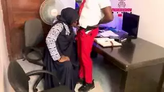 الأستاذة المحجبة تحصل على فرجها مضروبًا من قبل الطلاب العبيد